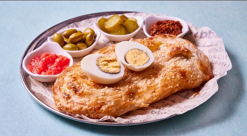 בורקס גבינה, מגיע עם רסק, ביצה, מלפפון חמוץ וחריף