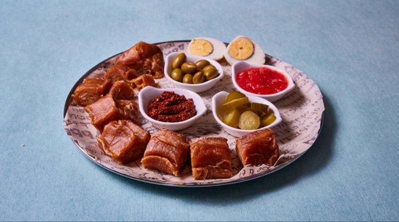 ג'חנון גדול עם ביצה רסק חריף