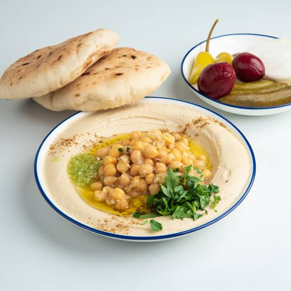 חומוס עם גרגרים, שמן זית, תטבילי /לימון, פטרוזיליה, כמון ופיתה